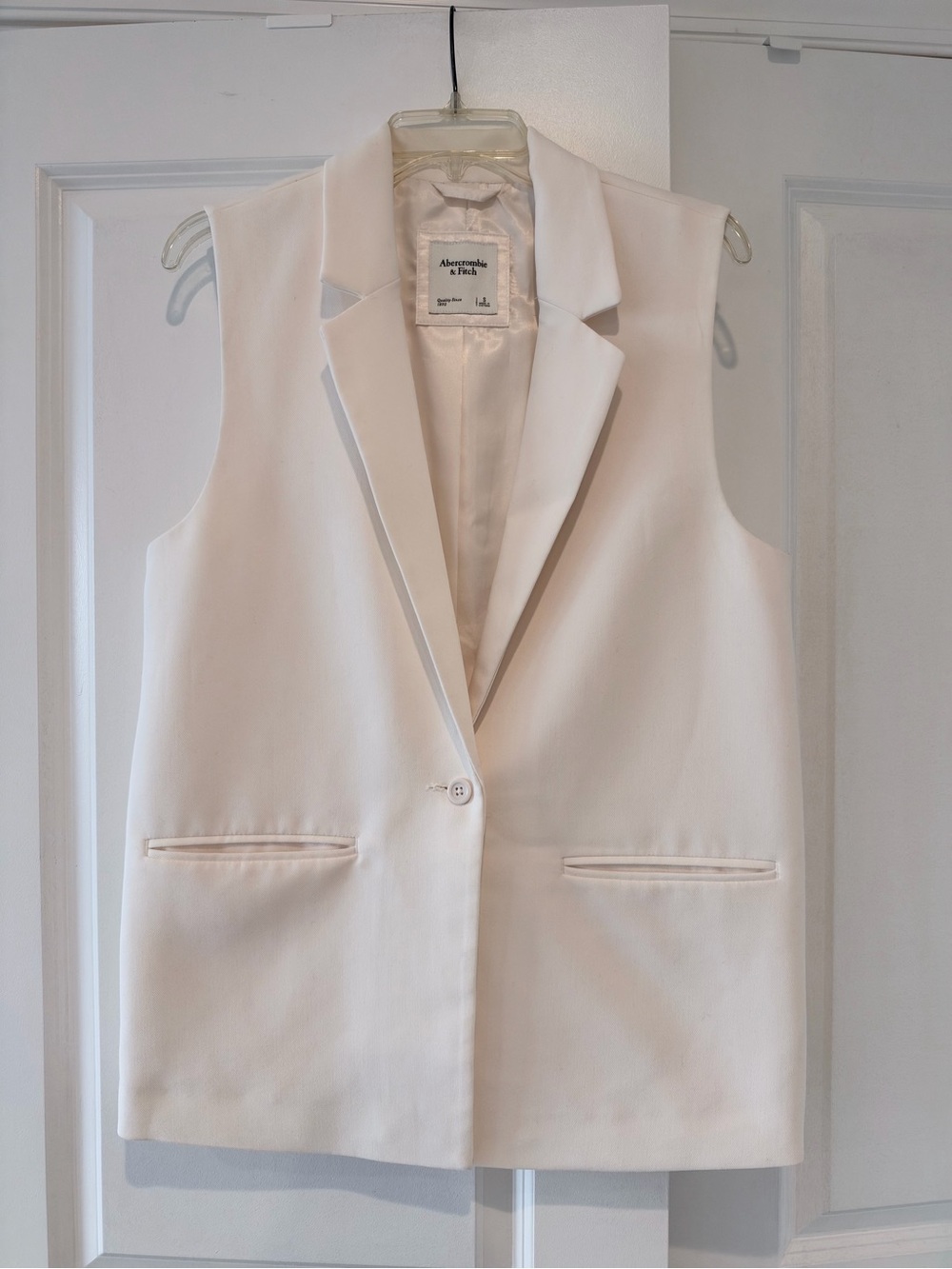 Abercrombie & Fitch Women's Cream Sleeveless Blazer Vest - Notch Lapel